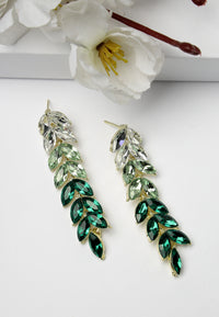 Pendientes largos con hojas verdes brillantes