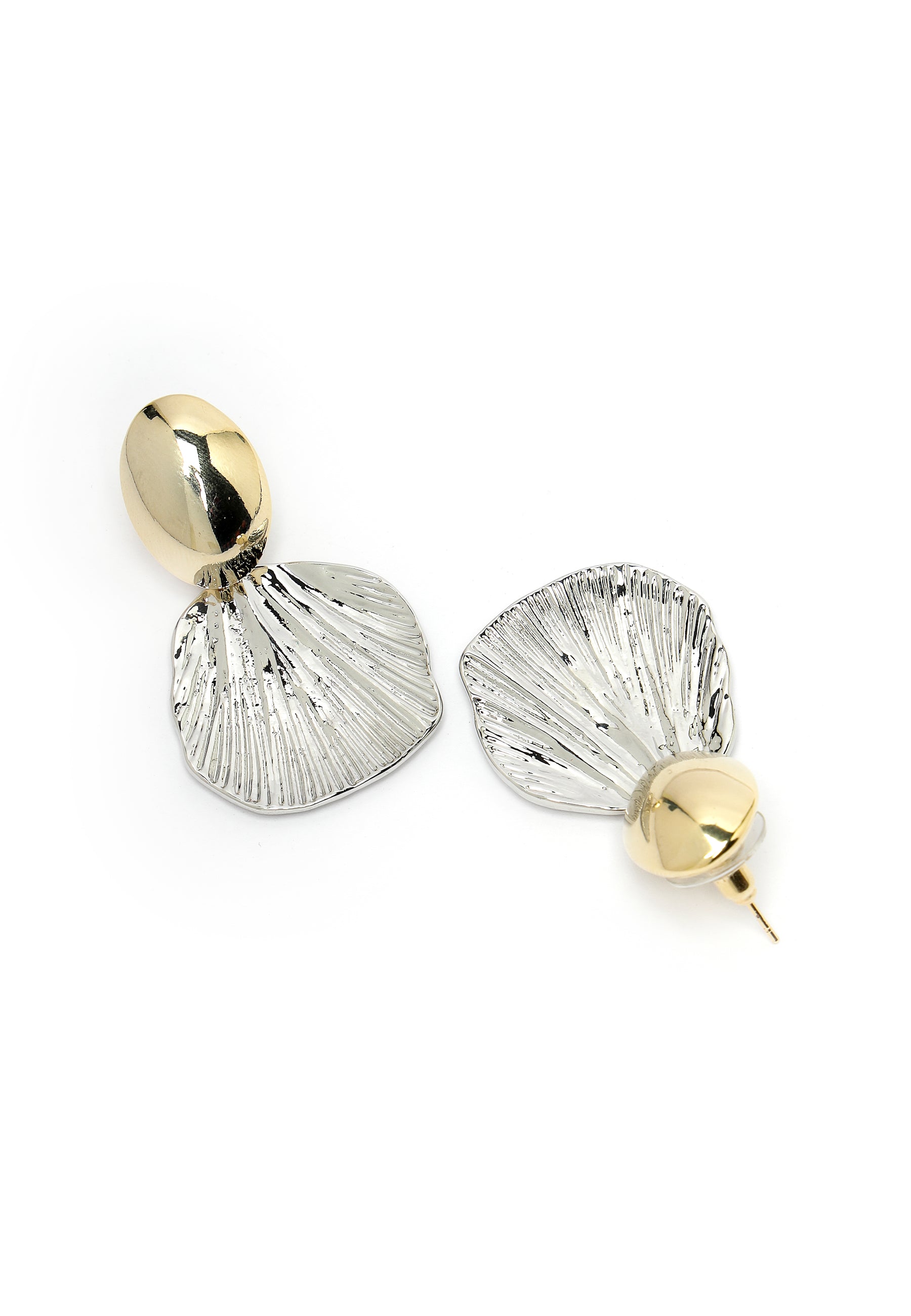 Boucles d'oreilles dorées en forme de coquillage