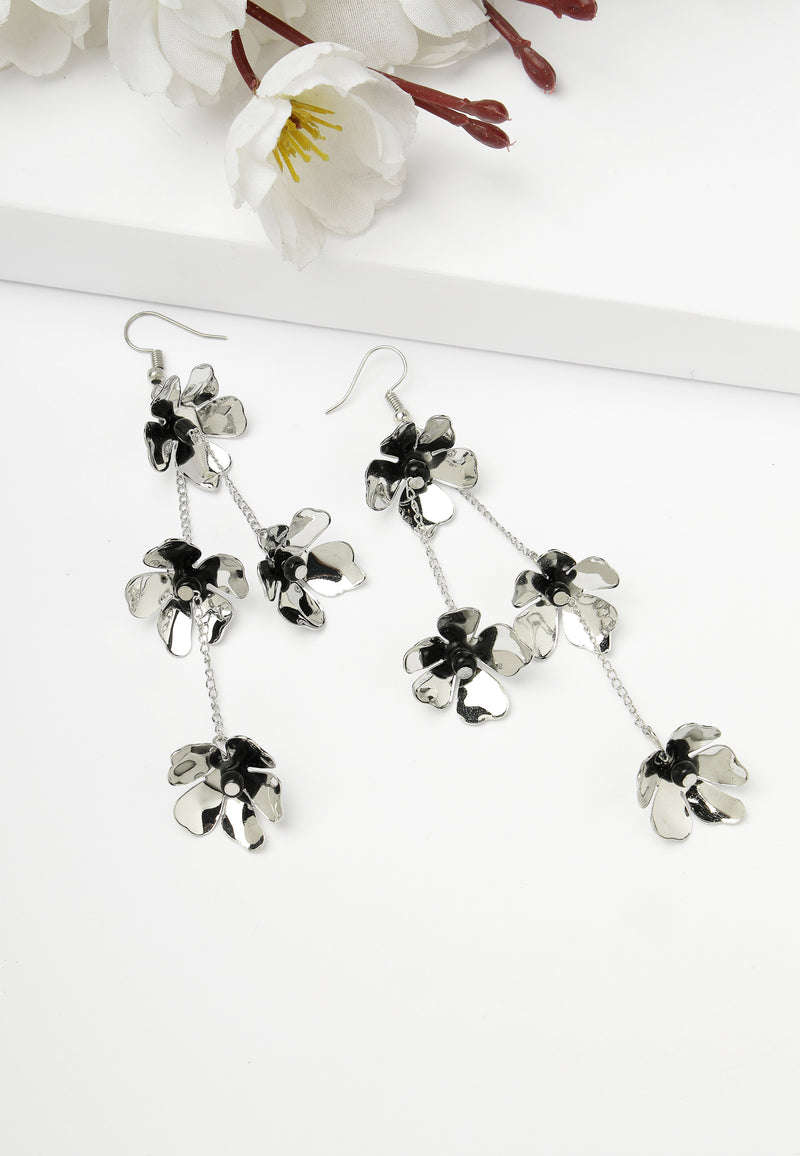 Boucles d'oreilles pendantes florales argentées brillantes