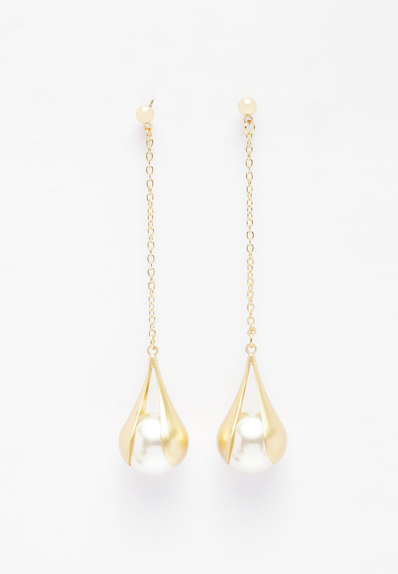 Pendientes colgantes bañados en oro con perlas