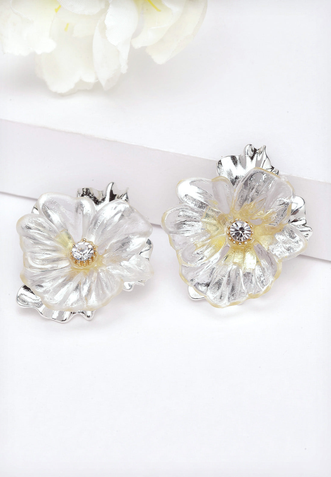 Kolczyki sztyfty ze srebrnymi kwiatami i kryształkami